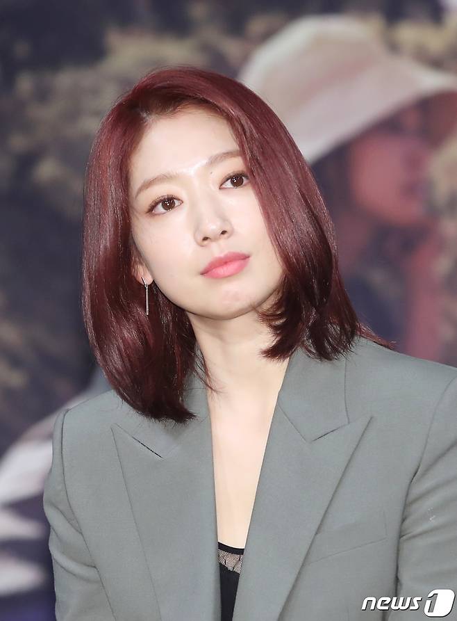 배우 박신혜가 6일 오전 서울 상암동 MBC신사옥에서 열린 MBC 창사 58주년 특집 다큐멘터리 ‘휴머니멀’ 제작발표회에 참석해 매력을 발산하고 있다. 2020.1.6/뉴스1 © News1 권현진 기자