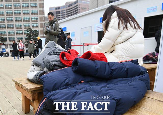 24절기상 가장 춥다는 '소한'(小寒)인 6일 오전 서울 중구 서울광장 스케이트장에 이용객들이 벗은 겉옷이 놓여져있다. /이동률 기자
