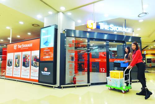 모델들이 부산 서면 홈플러스 서면점에서 ‘더 스토리지’ 서비스 이용을 시연하고 있다. 홈플러스 제공