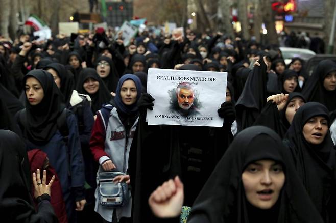 [테헤란(이란)=AP/뉴시스]4일(현지시간) 이란 수도 테헤란에서 시민들이 미국의 공습으로 숨진 이란 혁명수비대 쿠드스군 사령관 카셈 솔레이마니의 사진을 들고 미국을 규탄하는 시위를 벌이고 있다. 이란은 이번 미국의 공습으로 양국 간 긴장이 최고조에 달하면서 미국에 대해 
