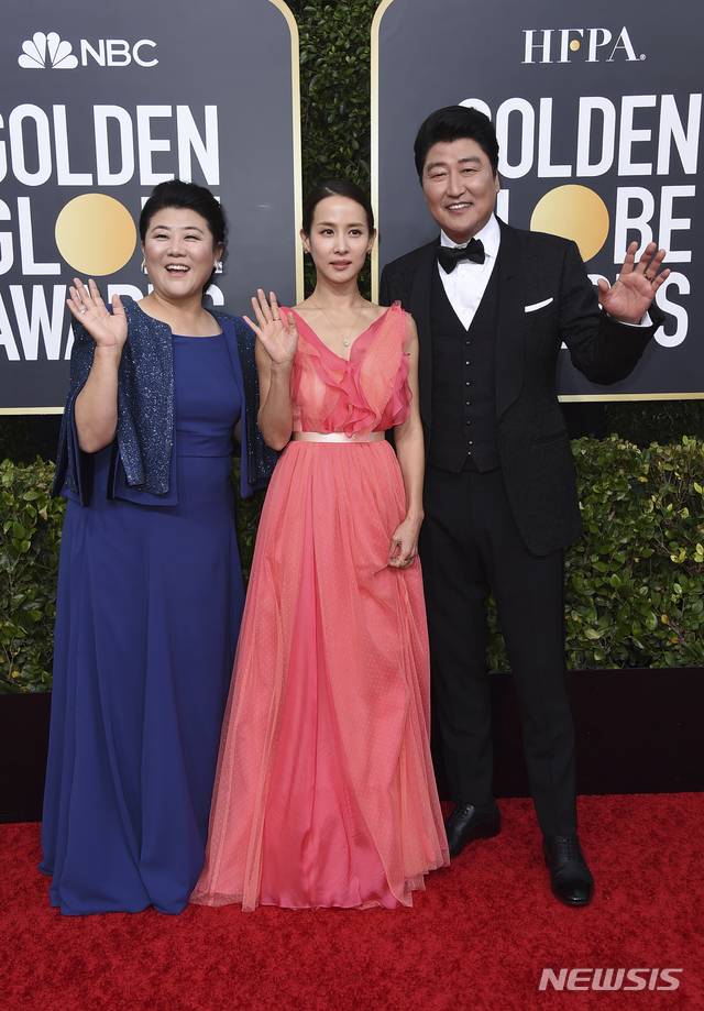 [로스앤젤레스=AP/뉴시스]영화 '기생충'의 출연진인 이정은(왼쪽부터), 조여정, 송강호가 5일(현지시간) 미 캘리포니아주 베벌리힐스의 베럴리 힐튼호텔에서 열린 제77회 골든글로브 시상식에 도착해 포토 타임을 갖고 있다. 봉준호 감독의 '기생충'은 외국어 영화상, 각본상, 감독상 등 총 3개 부문의 최종 후보작으로 올라있다. 2020.01.06.