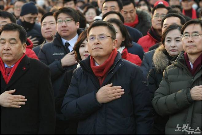 자유한국당 황교안 대표가 3일 오후 서울 종로구 세종문화회관 앞에서 열린 '희망 대한민국 만들기 국민대회'에서 심재철 원내대표(왼쪽) 등 지도부들과 함께 국민의례를 하고 있다. 이한형기자