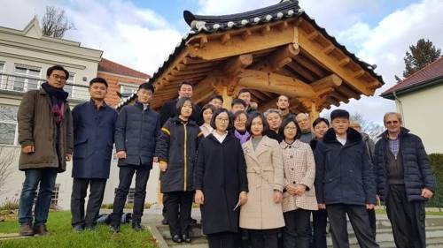 베를린자유대 한국학연구소의 정자 앞에 선 김일성대 학생들과 베를린 자유대 관계자들 [베를린=연합뉴스]