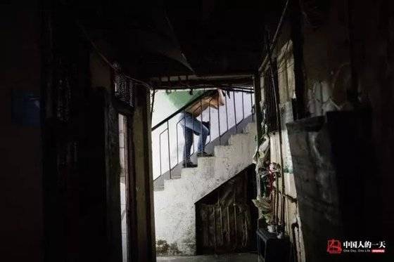 란광후이는 200근 짐을 1층에서 10층까지 나르고 10위안(약 1700원)을 받는다고 한다. [중국 인민망 캡처, 쉬캉핑]