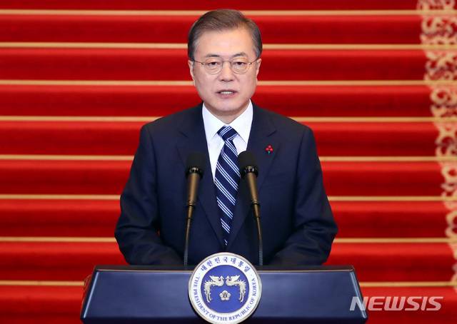 [서울=뉴시스]배훈식 기자 = 문재인 대통령이 7일 청와대 본관에서 올해 첫 국무회의에 앞서 신년사를 발표하고 있다. 2020.01.07. dahora83@newsis.com