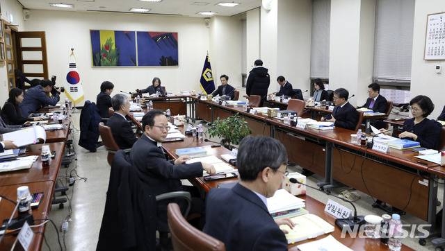 [서울=뉴시스] 고범준 기자 = 김영란 양형위원회 위원장이 지난 6일 오후 서울 서초구 대법원에서 열린 양형위원회 99차 회의를 진행하고 있다. 2020.01.06. bjko@newsis.com