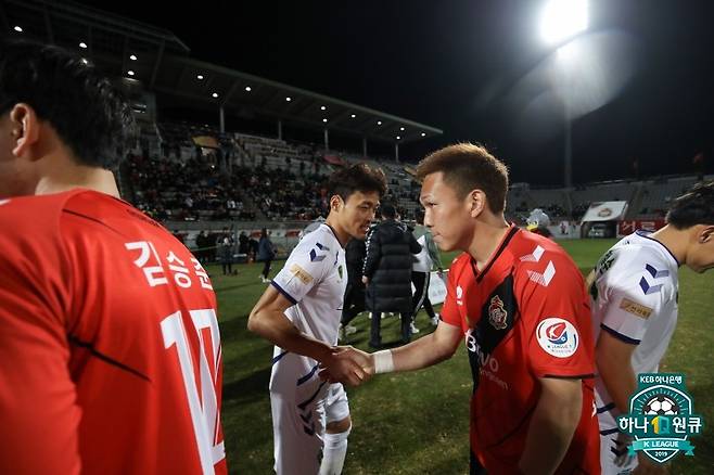 ▲ 쿠니모토(오른쪽)이 전북 현대로 적을 옮긴다 ⓒ한국프로축구연맹