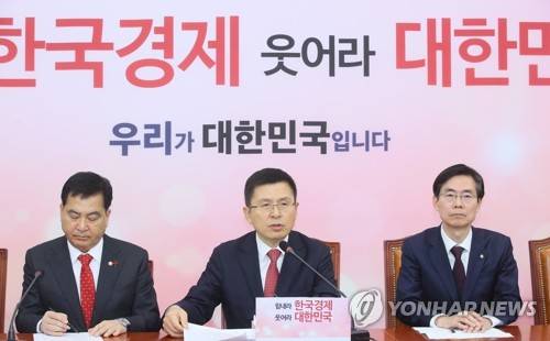 최고위 발언하는 황교안 자유한국당 황교안 대표가 1월 6일 국회에서 열린 최고위원회의에서 발언하고 있다.[연합뉴스 자료사진]