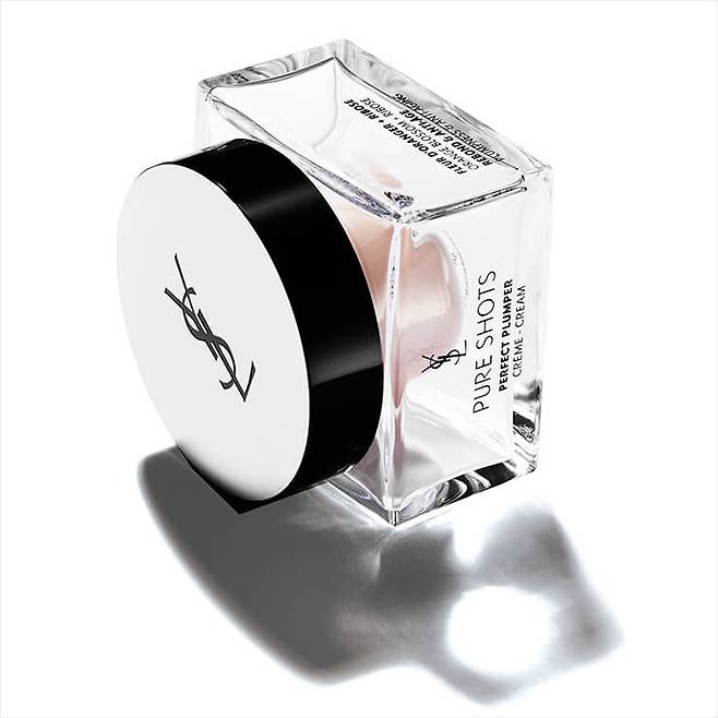 떠먹는 요거트 같은 제형. 탄력을 높이는 퍼펙트 플럼퍼 크림, 12만3천원대, 리필 9만8천원대, YSL Beauty.