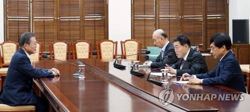 서울중앙지검장에 이성윤 법무부 검찰국장 (서울=연합뉴스) 법무부는 8일 검찰인사위원회를 열고 대검검사급(검사장) 간부 32명의 승진·전보 인사를 오는 13일자로 단행했다. 서울중앙지검장에는 이성윤 법무부 검찰국장이 임명됐다. 사진은 지난해 10월 16일 김오수 법무부 차관(오른쪽 두 번째)과 이성윤 검찰국장(오른쪽)이 청와대 여민관 소회의실에서 문재인 대통령에게 현안 보고를 하고 있는 모습. 2020.1.8 [청와대 제공·자료사진ㆍ재판매 및 DB 금지] photo@yna.co.kr