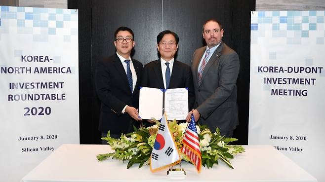 존 켐프(Jon Kemp) 듀폰 전자·이미징 사업부 사장이 장상현 코트라 Invest Korea 대표에게 투자신고서를 제출하는 행사가 성윤모 산업통상자원부 장관이 참석한 가운데 8일(현지시간) 저녁 샌프란시스코 포시즌스호텔에서 열렸다.[산업통상자원부]