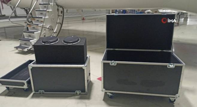 지난해 일본에서 레바논으로 깜짝 탈출극을 감행한 카를로스 곤 전 닛산 회장이 탈출에 사용했던 음향장비 상자가 8일(현지시간) 공개됐다. 대형 음향장비를 싣는 용도로 보이는 상자 중 큰 상자에 곤 전 회장이 몸을 숨긴 것으로 보인다. [AP=연합뉴스]