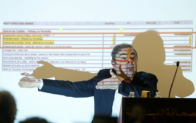 8일(현지시간) 곤 전 회장이 탈출 후 첫 기자회견에서 발언하고 있다. [로이터=연합뉴스]