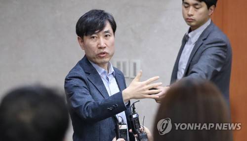 질문에 답하는 하태경 (서울=연합뉴스) 하사헌 기자 = 새로운보수당 하태경 책임대표가 9일 오후 국회 정론관에서 정계개편 관련 당의 입장을 밝히는 기자회견을 한 뒤 기자들의 질문에 답하고 있다. 2020.1.9 toadboy@yna.co.kr