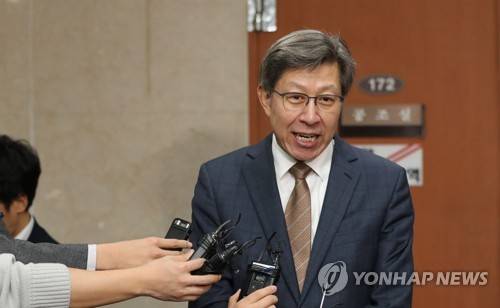 답변하는 박형준 혁신통합추진위 위원장 (서울=연합뉴스) 하사헌 기자 = 보수·중도진영에 속한 정당·시민단체들이 구성하기로 한 '혁신통합추진위원회'의 위원장을 맡게 된 박형준 정치플랫폼 '자유와공화' 공동의장이 9일 오후 국회 정론관에서 기자회견을 마치고 기자들의 질문에 답변하고 있다. 2020.1.9 toadboy@yna.co.kr