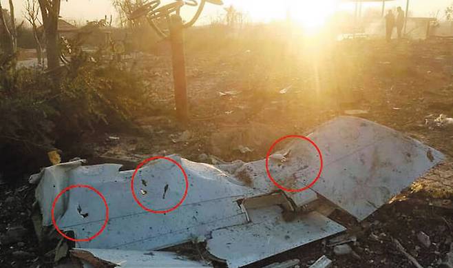 8일 이란 수도 테헤란 교외에서 발견된 우크라이나항공 소속 사고 여객기의 잔해들. 기체 표면에 총탄 자국처럼 보이는 구멍들(동그라미 안)이 많아, 일부 항공사고 전문가는 외부 공격에 의한 격추 가능성을 제기한다. /ISNA