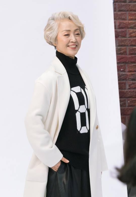 지난해 현대백화점 시니어 모델 선발대회에 참가한 김경아 씨(63). 현대백화점 제공