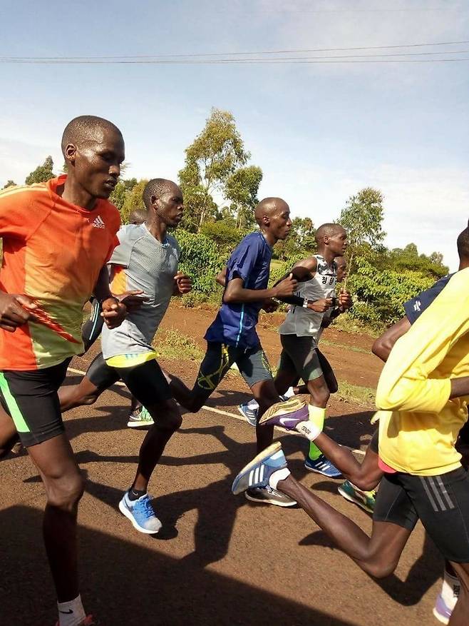 오주한(오른쪽 두번째)이 케냐 캅타갓에서 현지 마라토너들과 훈련을 하고 있다. 오창석 교수 제공