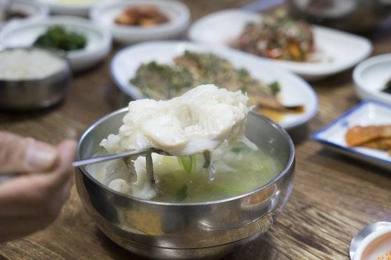 통영에서 맛본 물메기탕. 육수가 아닌 맹물로 끓여 물메기 고유의 시원한 맛이 두드러진다. 백종현 기자