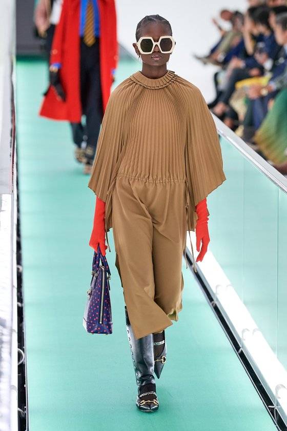 삽화는 실제 모델의 얼굴과 의상을 바탕으로 제작됐다. 이번 삽화에 등장한 인물들은 모두 구찌 2020 SS 컬렉션 의상을 입고 있다. [사진 구찌]