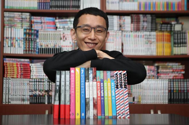 하일권 작가가  작품과 함께 포즈를 취하고 있다. [이승환 기자]