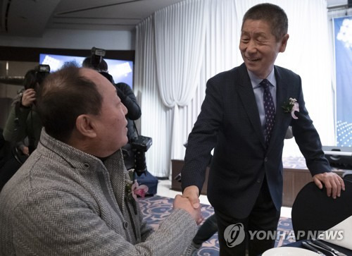 악수하는 김성근, 김인식 전 감독 2018년 12월 7일 오전 서울 리베라호텔에서 열린 2018 유디아 글로벌 일구상 시상식에서 김성근(오른쪽) 전 감독과 김인식 전 국가대표 감독이 악수하고 있다. [연합뉴스 자료사진]