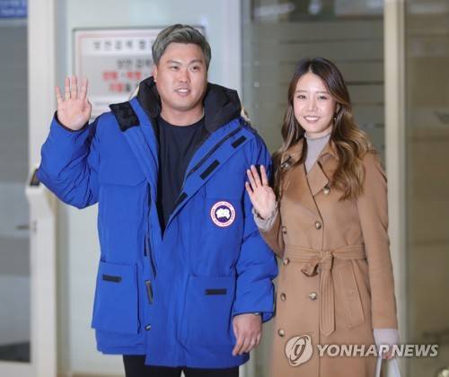 류현진-배지현 부부, '토론토에서 왔습니다' 미국 프로야구 토론토 블루제이스로 이적한 류현진과 부인 배지현 씨가 2019년 12월 30일 오후 인천국제공항 2터미널을 통해 입국하고 있다. [연합뉴스 자료사진]