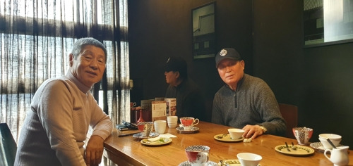 김성근 소프트뱅크 코치고문과 김인식 KBO 총재고문 (서울=연합뉴스) 김성근(왼쪽) 소프트뱅크 코치고문과 김인식 KBO 총재고문이 9일 서울시 강남구 청담동의 한 음식점에서 연합뉴스와 인터뷰하고 있다.