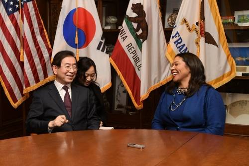 서울시장과 샌프란시스코시장의 만남 (샌프란시스코=연합뉴스) 미국을 순방 중인 박원순 서울시장이 9일(현지시간) 캘리포니아주 샌프란시스코 시청에서 런던 브리드 시장과 만나 얘기를 나누고 있다. 2019.01.09 [서울시 제공]