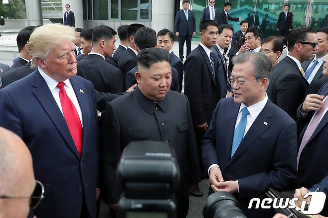 문재인 대통령과 도널드 트럼프 미국 대통령이 지난해 30일 오후 판문점에서 김정은 북한 국무위원장을 만나 대화나누고 있다.(청와대 제공) 2019.6.30/뉴스1