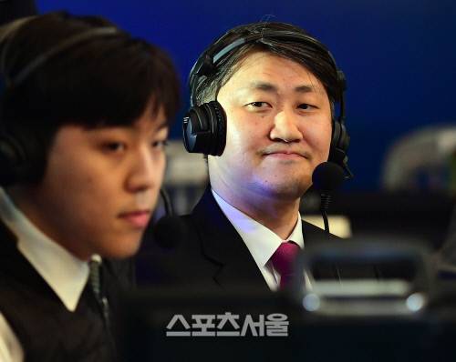 이교덕 해설위원이 ZFC 03의 해설을 하고 있다. 이주상기자rainbow@sportsseoul.com