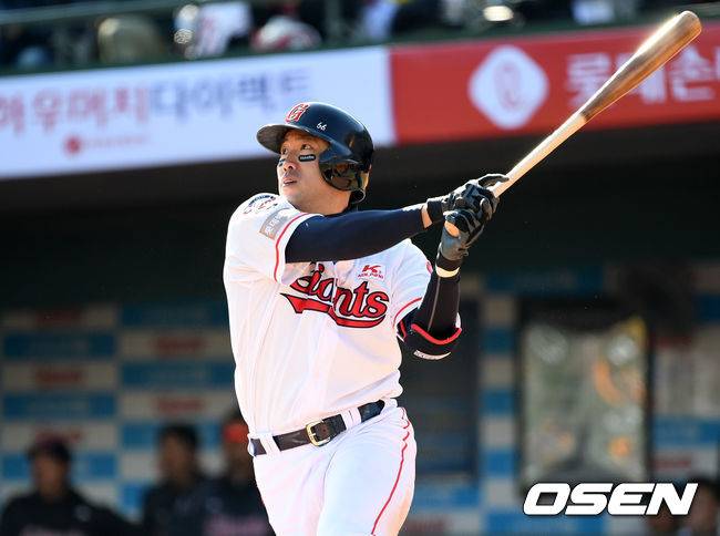 [OSEN=부산, 이대선 기자] 24일 오후 부산 사직야구장에서 ‘2019년 신한은행 마이카 KBO리그’ 롯데 자이언츠와 키움 히어로즈의 경기가 열렸다.6회말 1사 1루에서 롯데 전준우가 좌중월 투런 홈런을 치고 있다./sunday@osen.co.kr