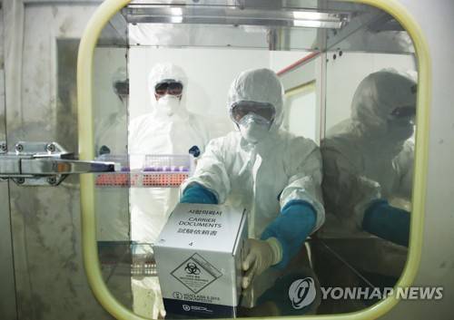 중국 원인불명 폐렴 원인을 찾아라 (수원=연합뉴스) 홍기원 기자 = 질병관리본부는 중국에서 집단으로 발생한 원인불명 폐렴과 관련해 국내에서 관련 증상을 보인 환자(유증상자) 1명이 발생, 국가지정 입원치료병상인 분당서울대병원으로 이송했다고 지난 8일 밝혔다.      사진은 경기도 수원시 경기도보건환경연구원 생물안전밀폐실험실에서 관계자들이 중국 원인불명 폐렴 원인을 찾기 위해 채취한 검체를 검사하는 모습. 2020.1.9 xanadu@yna.co.kr