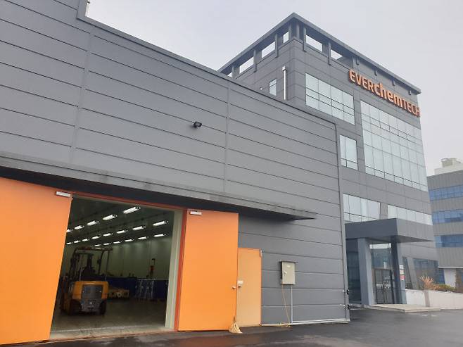 12일 경기도 화성시에 위치한 에버켐텍. 까다로운 화학물질 관리 법규정을 지키기 위해 공장은 철저하게 외부 환경과 통제돼 있었다. 왼쪽 건물이 생산 공장으로, 외벽은 두께 250mm, 높이 10m의 철재로 만들어졌다. (사진=김호준 기자)