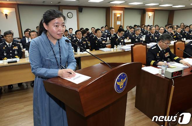 지난해 10월4일 오후 서울 서대문구 경찰청에서 열린 국회 행정안전위원회의 경찰청 국정감사에서 임은정 울산지검 부장검사가 참고인 자격으로 출석해 검찰개혁과 검경 수사권 조정에 관한 소신을 밝히고 있다. /뉴스1 © News1 오대일 기자