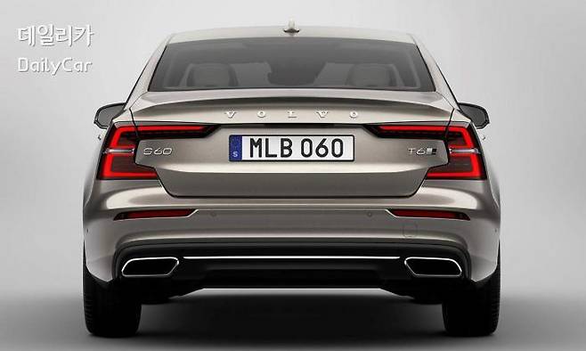 볼보 S60 (마주보는 ㄷ 형태의 테일램프 사이의 번호판 배치)