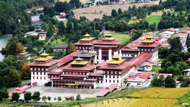 영화 '리틀 붓다'의 배경이었던 '파로 종'. '보석이 가득찬 성'이라는 뜻의 파로종은 부탄에서 지역의 행정을 총괄하고 종교를 관장하는 곳이다. 공감만세 제공