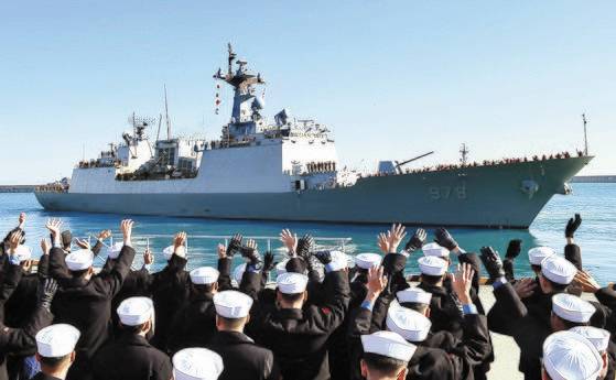 지난달 27일 부산 해군작전사령부 부산작전기지 부두에서 청해부대 31진 '왕건함'이 출항하고 있다. 왕건함은 함정 승조원을 비롯해 특수전(UDT) 장병으로 구성된 검문검색대와 해상작전헬기(LYNX)를 운용하는 항공대 장병 등 300여 명으로 편성돼 있다. 다음달 중순 청해부대 30진 강감찬함과 임무 교대할 예정이다. [사진 해군]