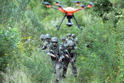 드론을 활용한 정찰을 실시하고 있는 육군 장병들.