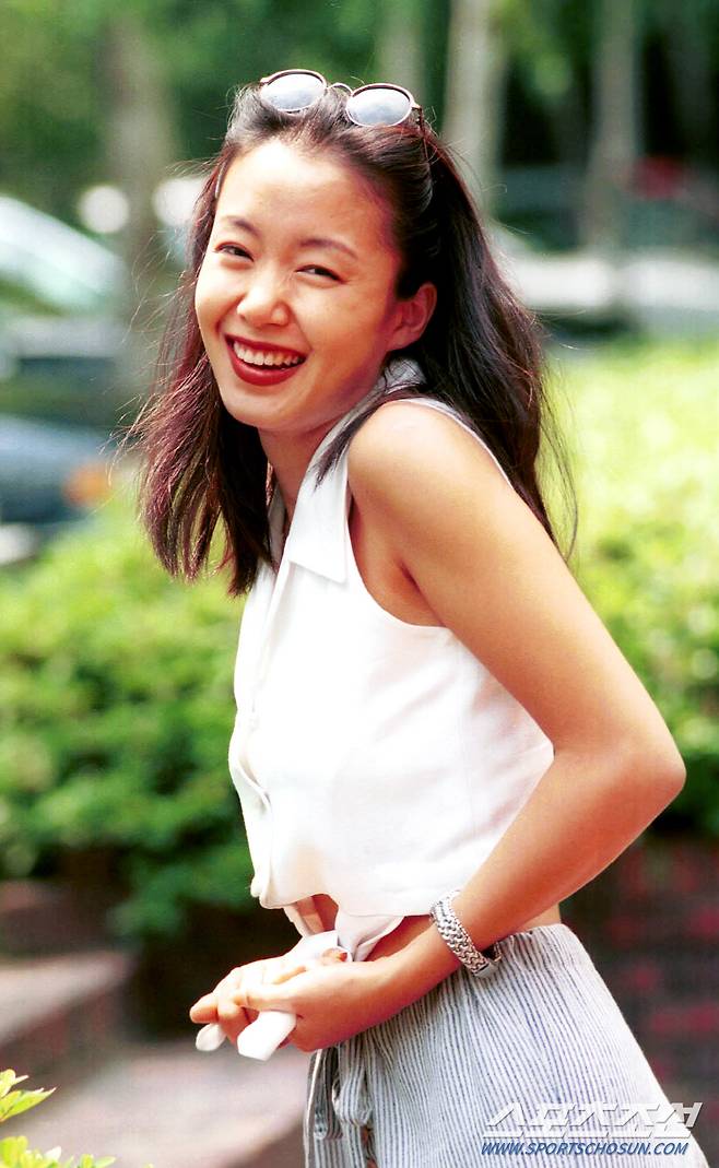 1995년 6월15일. 밝은 미소로 포즈를 취하고 있는 전도연.