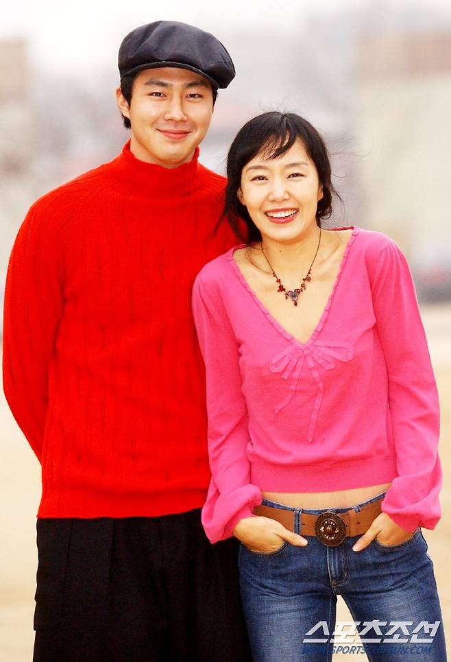2002년 SBS 드라마 '별을 쏘다' 주연배우 조인성, 전도연이 다정하게 포즈를 취하고 있다. 남자주인공 구성태 역을 맡은 조인성은 이 작품 이후 일약 스타덤에 올랐다.