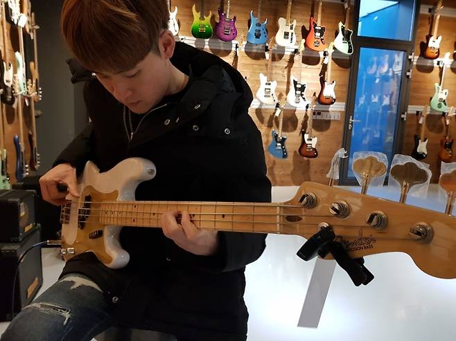 방탄소년단(BTS) 라이브밴드 리더/베이시스트 김기욱이 펜더 아메리칸 울트라 베이스 기타를 시연하고 있다.