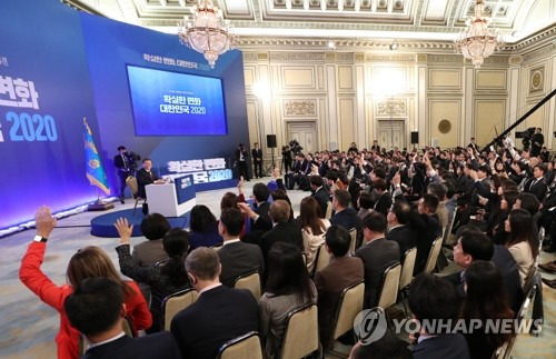 외신 기자 질문 받는 문 대통령 (서울=연합뉴스) 이진욱 기자 = 문재인 대통령이 14일 오전 청와대 영빈관에서 열린 신년 기자회견에서 외신 기자 질문을 받고 있다. 2020.1.14 cityboy@yna.co.kr