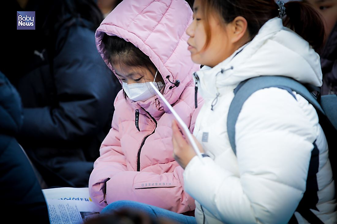 15일 낮 서울 종로구 중학동 옛 일본대사관 앞에서 열린 제1422차 일본군 성노예제 문제해결을 위한 정기 수요집회에 참석한 한 아이가 추위에도 자리를 지키고 있다. 김재호 기자 ⓒ베이비뉴스