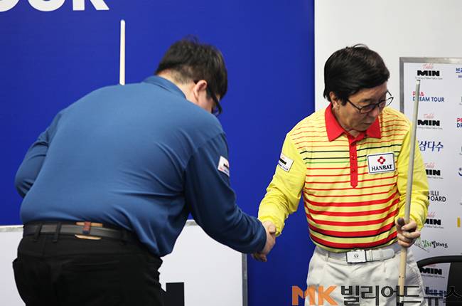 우승이 확정된 후 선지훈과 김철민이 서로 악수하고 있다.