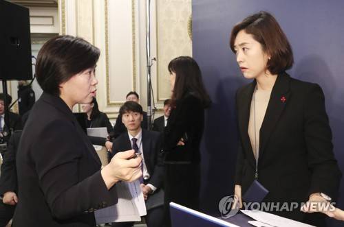 공직 사퇴시한 D-1, 사직 앞둔 고민정ㆍ유송화 (서울=연합뉴스) 이진욱 기자 = 고민정 청와대 대변인과 유송화 춘추관장이 15일 사직할 예정이다. 고 대변인은 경기 고양, 서울 서초, 경기 의정부 등에서의 출마 가능성이 흘러나오고 있다. 유 관장은 서울 노원구에서 구의원으로 활동한 경력이 있는 만큼 노원지역 출마가 점쳐진다. 사진은 지난 14일 청와대 영빈관에서 열린 문재인 대통령 신년 기자회견을 준비하며 대화하는 고민정 대변인(오른쪽)과 유송화 춘추관장. [연합뉴스 자료사진] cityboy@yna.co.kr