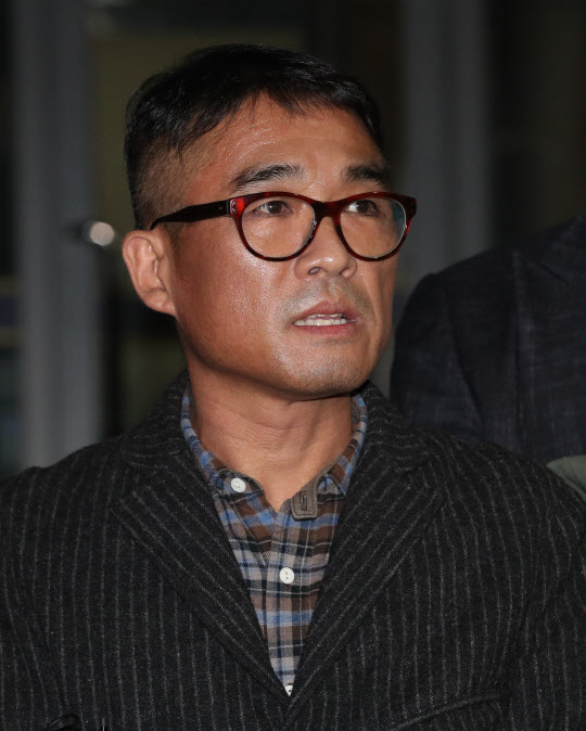 성폭행 의혹을 받는 가수 김건모가 15일 오후 피의자 신분으로 조사를 받은 뒤 서울 강남경찰서를 나서며 취재진의 질문에 답하고 있다. (사진=연합뉴스)