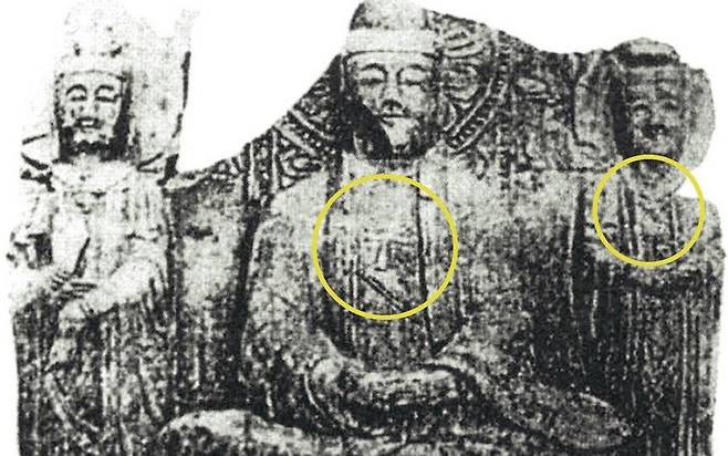 중국 훈춘 발해 성지에서 출토된 발해 불상. 가슴에 십자가(동그라미 표시)가 새겨져 있다. 강인욱 제공