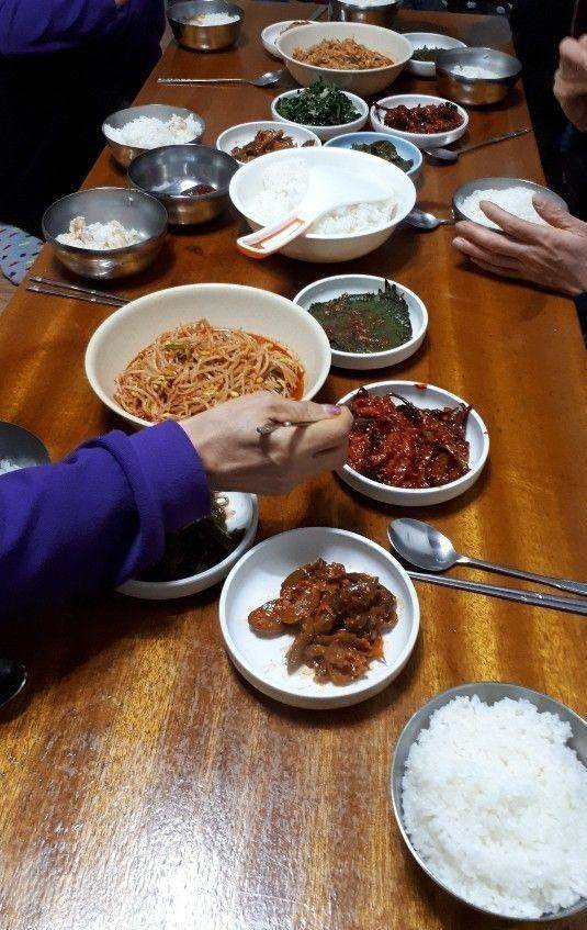 김순남의 일터 밥상. 오이소박이, 고추장아찌, 깻잎과 콩나물무침을 가득 쌓아두고 하얀 쌀밥을 뜬다.