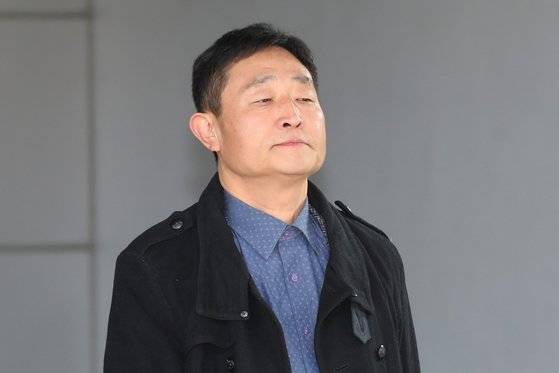 지난해 12월 27일 임금체불 혐의를 받는 허인회 전 녹색드림협동조합 이사장이 서울북부지법에서 구속영장 실질심사를 받고 나오는 중이다. [뉴스1]